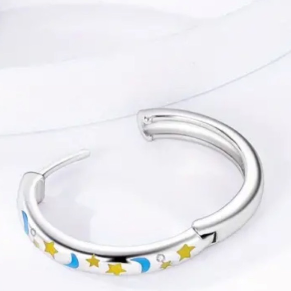 925 Sterling Silver Glow In The Dark Moon & Star Hoop Earrings - Picture 3 of 12